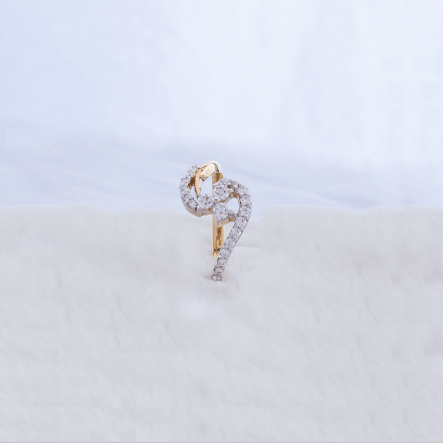 Blossoming Radiance – 18K Gold Diamond Flower Ring