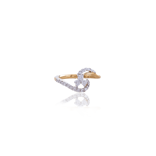 Blossoming Radiance – 18K Gold Diamond Flower Ring