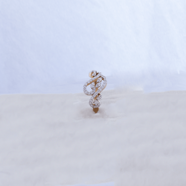Dazzling Elegance – 18K Gold Diamond Ring