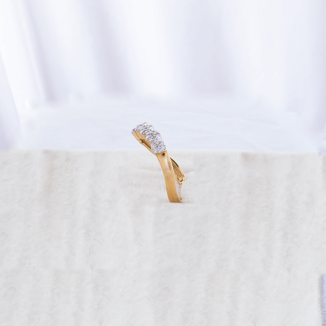 Wave of Elegance – 18K Gold Diamond Ring